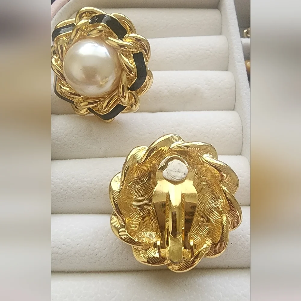 Elegant Gold Tone‎ and Black Pearl Earrings